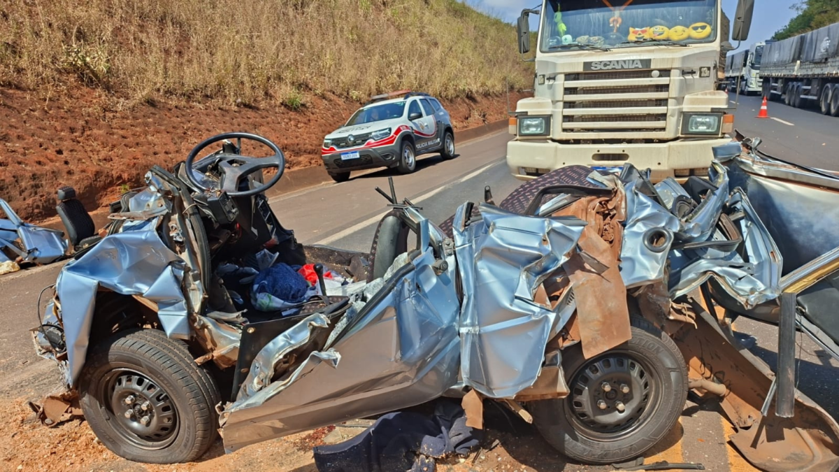 Carro E Prensado Por Caminhoes E Quatro Pessoas Ficam Feridas Em Sp