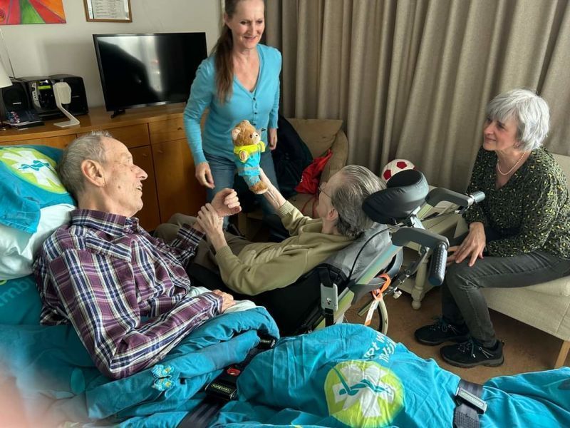 Os voluntários da Ambulância dos Desejos são responsáveis por ajudar a realizar os "desejos possíveis" daqueles que têm dificuldade em sair de casa nos estágios terminais de uma doença.
