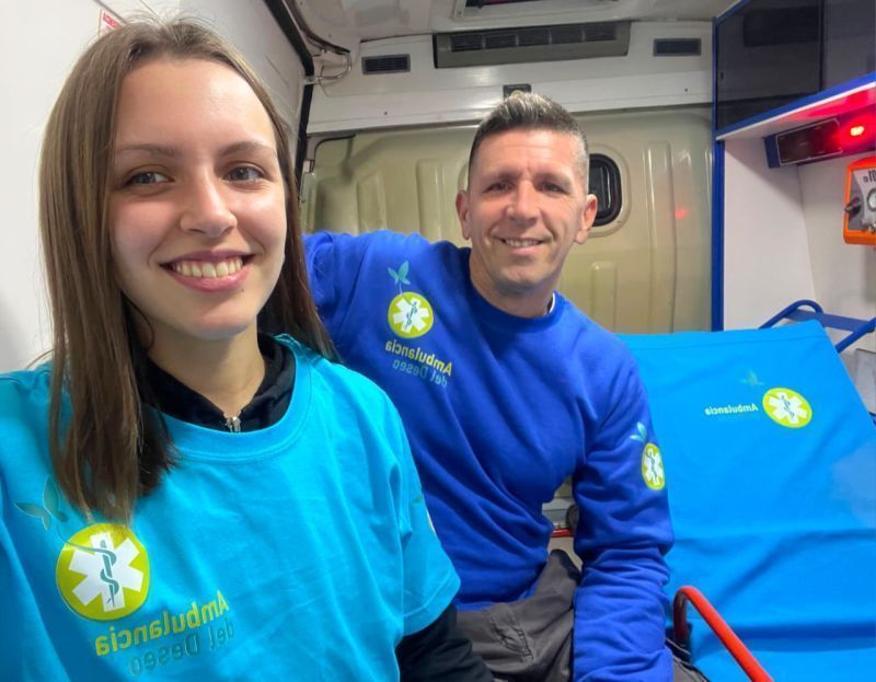 Lara e Juan Manuel, voluntários da Fundação Ambulância do Desejo • Juan Manuel Gálvez/Ambulancia del Deseo