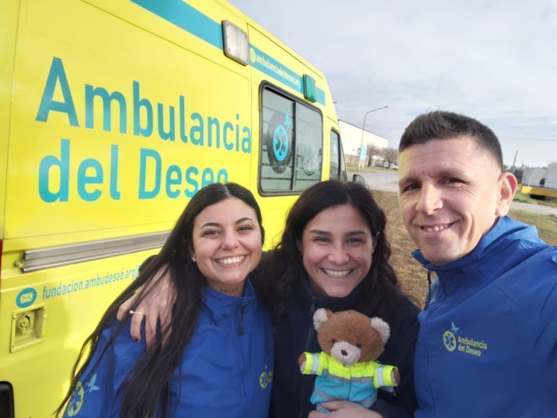 Juan Manuel, juntamente com outras duas voluntárias da fundação, Sofia e Angy.
