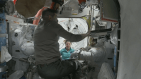 Astronautas da Nasa instam painéis solares durante 96ª caminhada espacial
