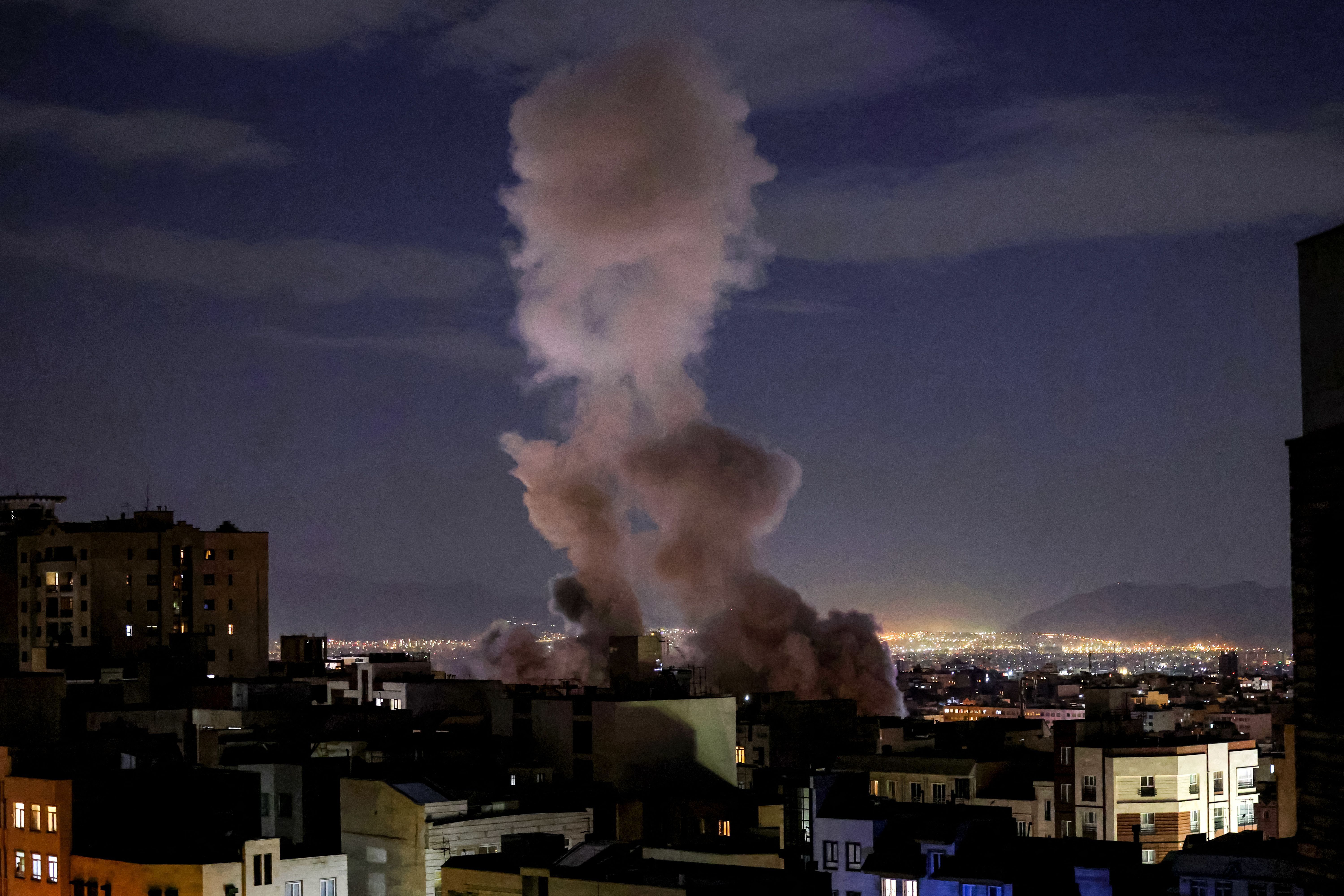 Uma coluna de fumaça se eleva após um ataque de míssil a um prédio em Teerã, em 1º de março de 2026. • Atta Kenare/AFP/Getty Images via CNN Newsource
