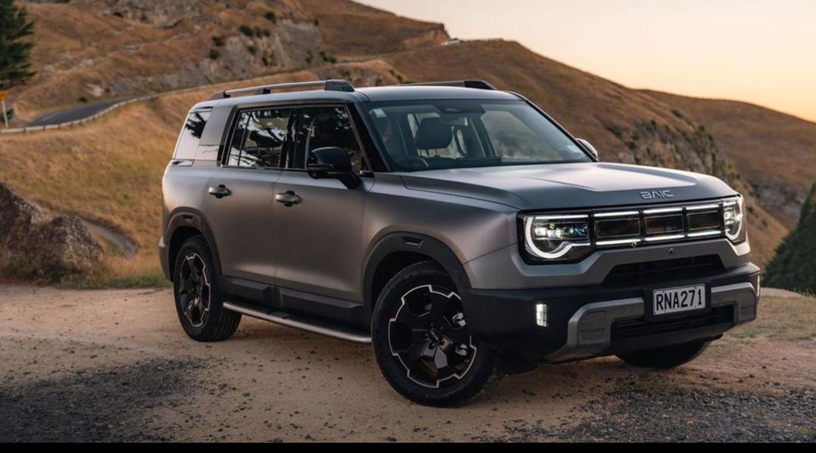 SUV médio aposta em um visual robusto, inspirado em utilitários clássicos, mas desenvolvido sobre estrutura monobloco • Divulgação