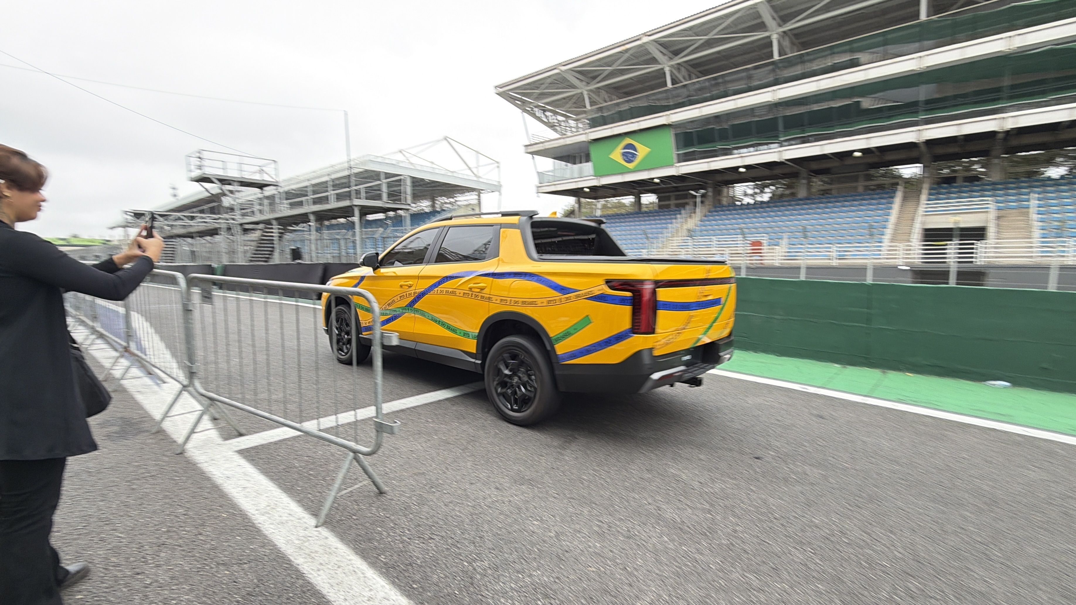 BYD Mako aparece em amarelo em Interlagos e levanta provocação à Tukan |  Blogs | CNN Brasil