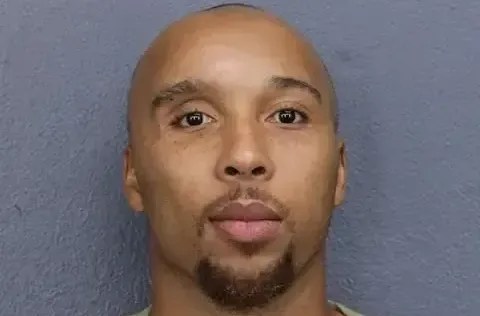 Ex-jogador da NFL é preso após flagrante de ato sexual em shopping