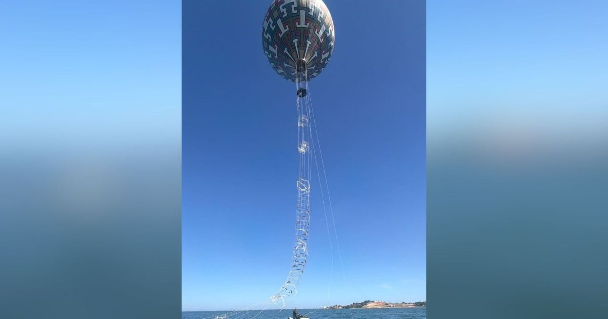 Polícia captura balão gigante com 30 metros que caiu em Lagoa no RJ