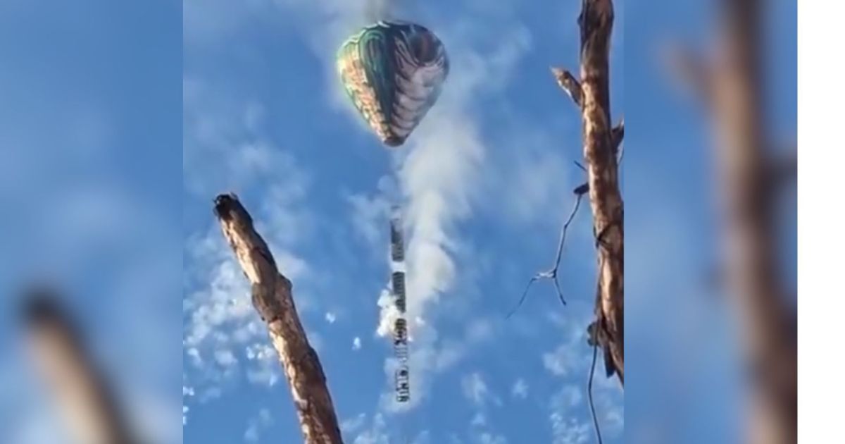Balão com cangalha de fogos cai estourando no rio de Janeiro