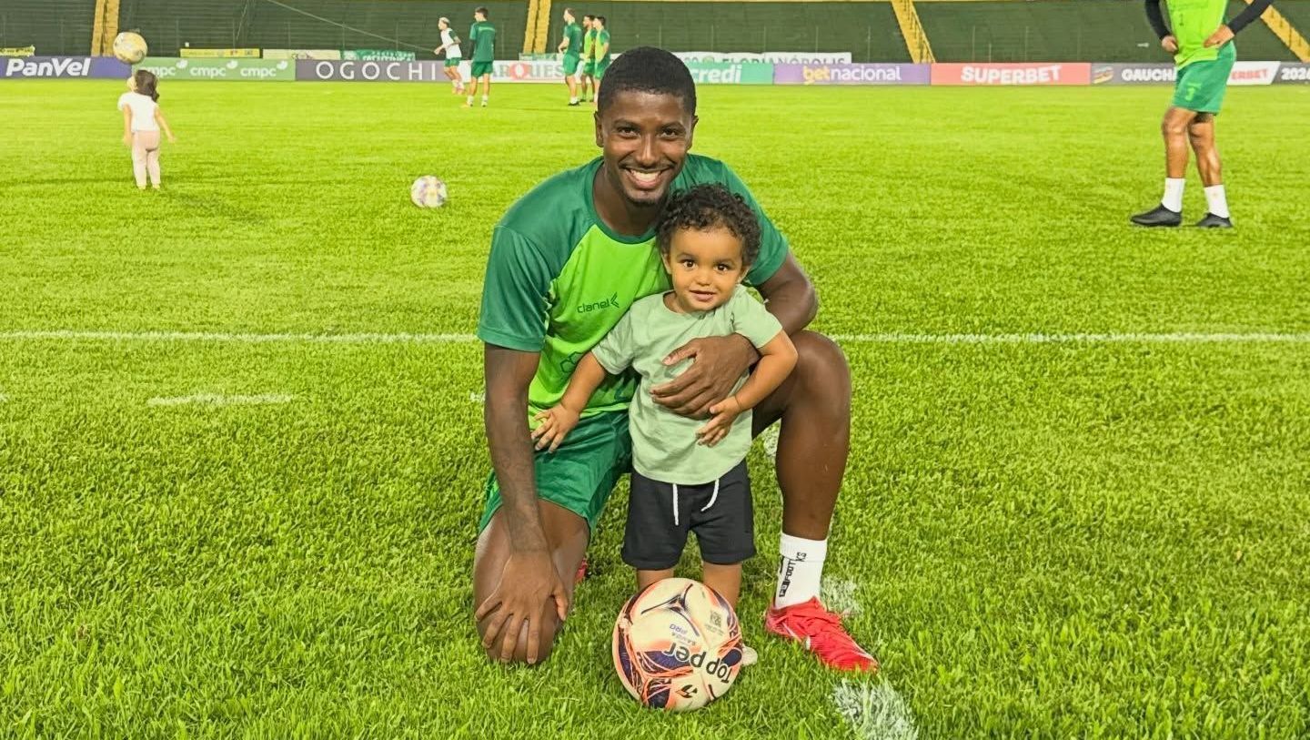 Gustavo Simões e o filho Benício