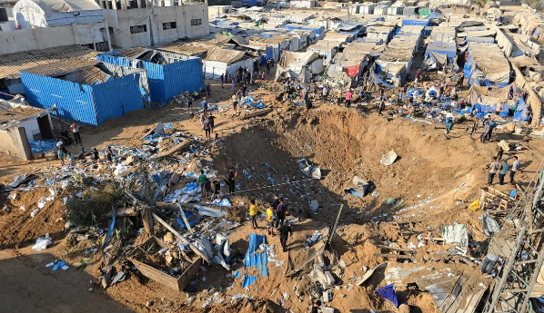 Bombardeio israelense deixa cratera em hospital de Gaza