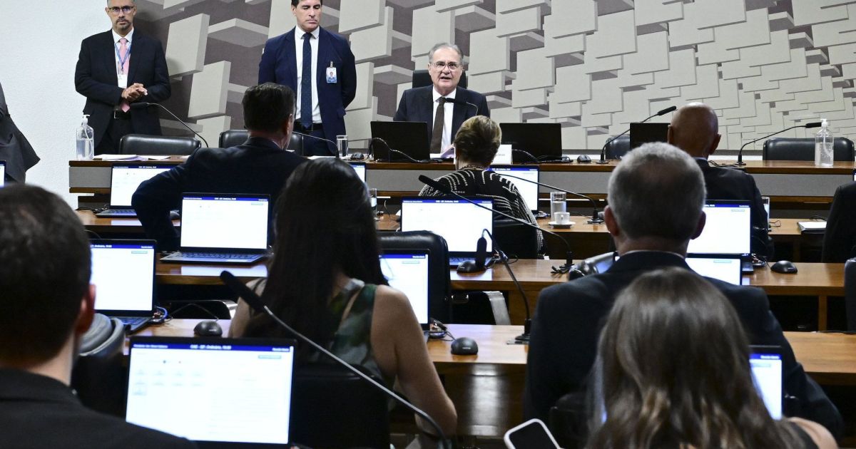 Comissão do Senado aprova aumento escalonado do piso salarial de médicos