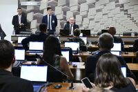 Comissão do Senado aprova aumento escalonado do piso salarial de médicos