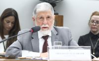 Ofensas de Milei a Lula são como "cuspir na bandeira", diz Celso Amorim