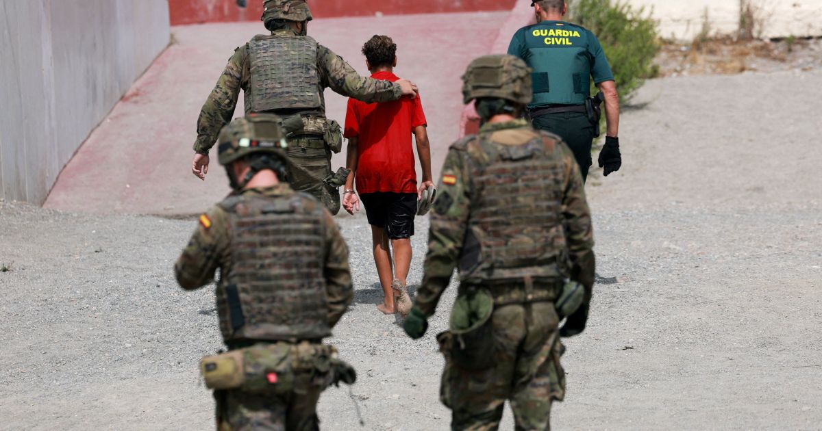 Ceuta busca levar migrantes menores de idade para Espanha continental