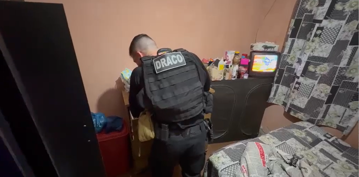 Imagem de destaque do post: Polícia mira grupo suspeito de levar drogas e celulares a presídios do RJ