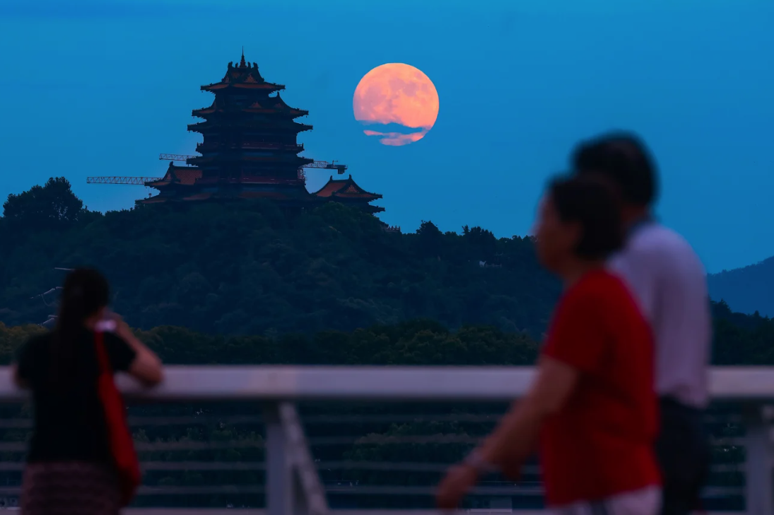 A lua surge no céu na noite do Festival do Meio Outono, em setembro de 2024, em Nanjing, na província de Jiangsu, na China. • Yang Bo/China News Service/VCG/Getty Images