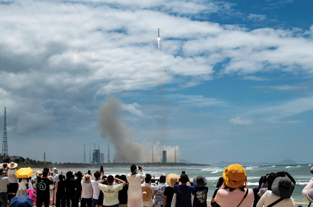 Um foguete Longa Marcha-10B decola do centro de lançamento de espaçonaves comerciais de Hainan, em Wenchang, na província de Hainan, na China, em julho • Meng Zhongde/Agência de Notícias Xinhua/Getty Images
