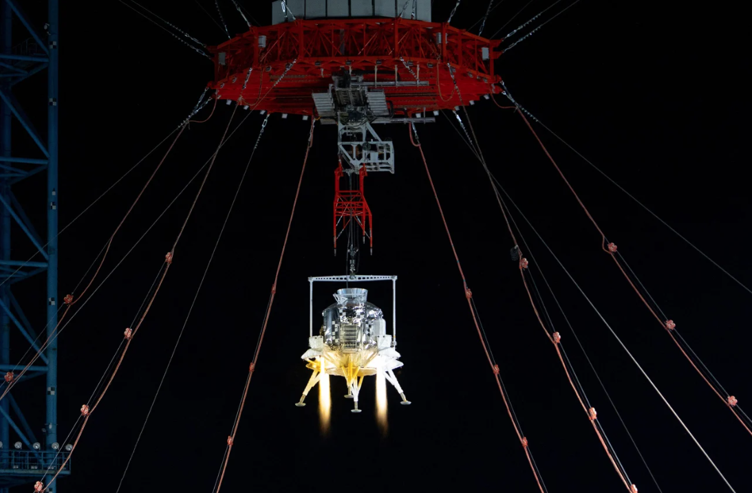O teste bem-sucedido de um módulo de pouso lunar em 2025, para pouso e decolagem extraterrestres em um local no condado de Huailai, na província de Hebei, marca um passo fundamental no desenvolvimento do programa de exploração lunar da China • Xinhua/Shutterstock