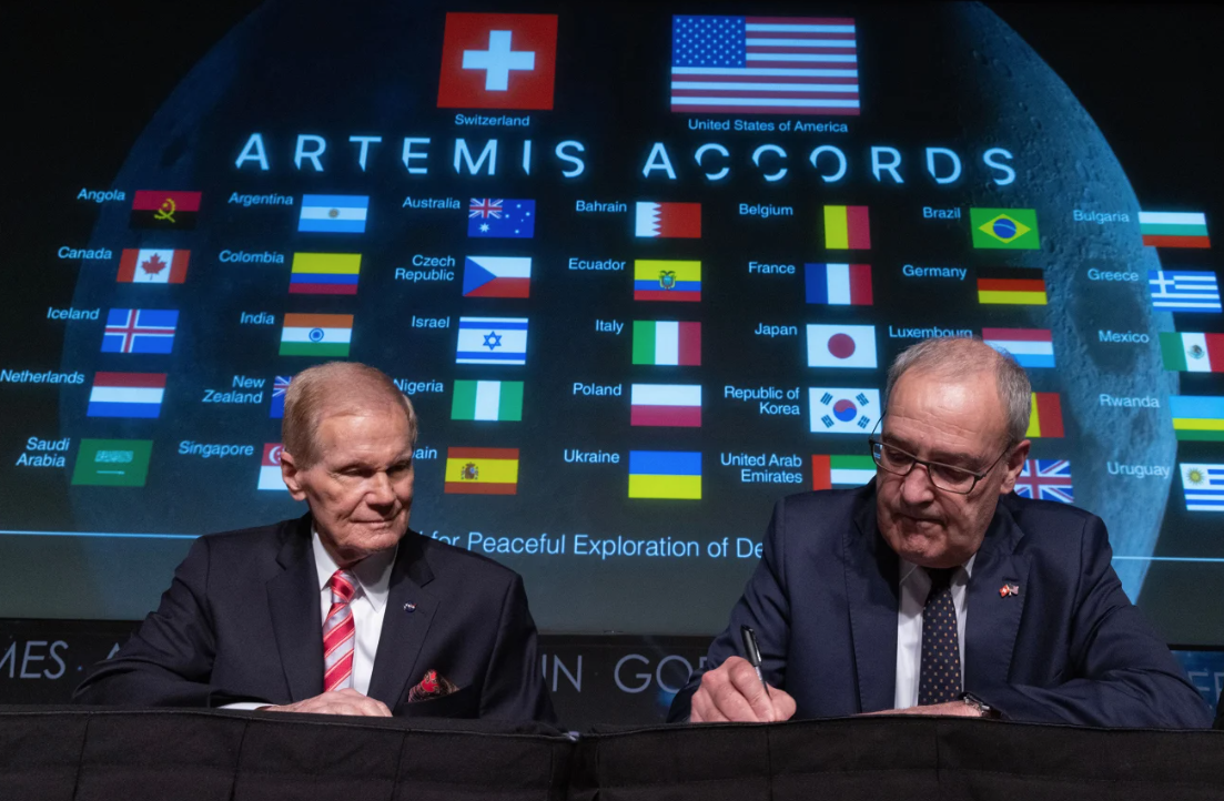 O conselheiro federal suíço Guy Parmelin (à direita) assina os Acordos de Artemis ao lado do então administrador da NASA, Bill Nelson, durante uma cerimônia na sede da NASA em Washington, DC, em 2024 • Michael Reynolds/EPA-EFE/Shutterstock