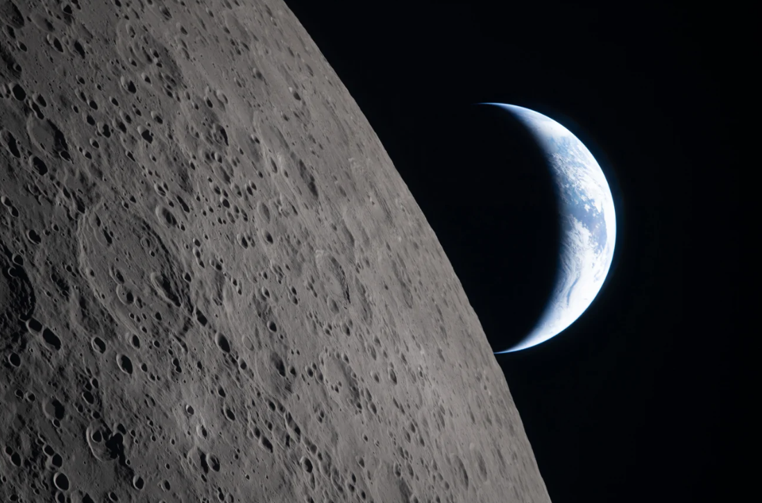 A tripulação do programa Artemis II fotografou a Lua e a Terra durante uma missão de sobrevoo lunar em abril • NASA