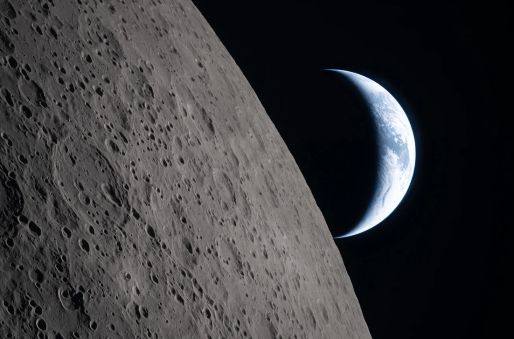 A tripulação do programa Artemis II fotografou a Lua e a Terra durante uma missão de sobrevoo lunar em abril • NASA