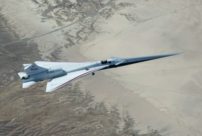 O jato supersônico silencioso X-59 da NASA sobrevoa o Deserto de Mojave durante seu terceiro voo em março • Carla Thomas/NASA