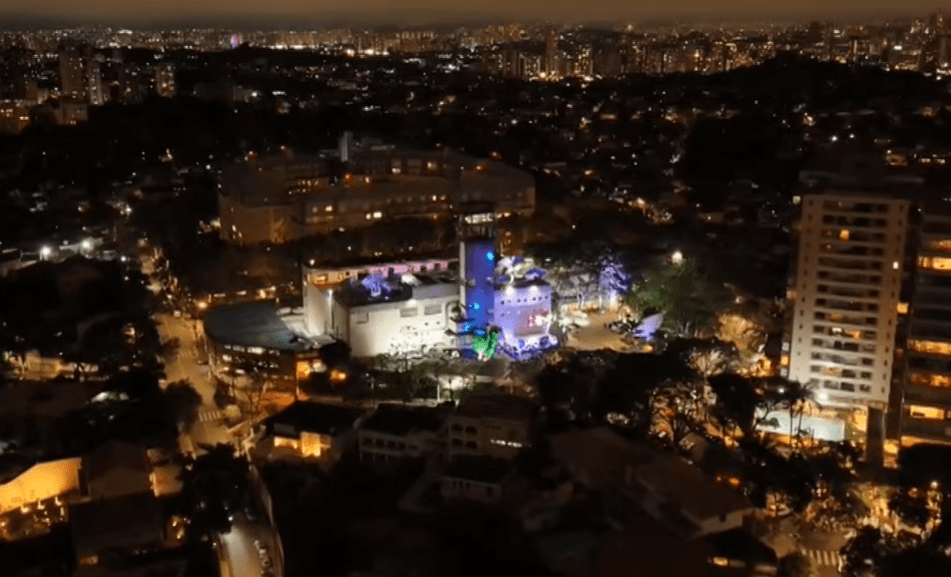 Cinegrafista é retirado de debate após dar cabeçada em repórter