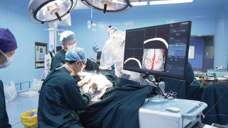 Uma equipe médica chinesa implantou oito eletrodos ultraflexíveis no cérebro de uma paciente de 55 anos em um procedimento de interface cérebro-computador (ICC) • CHINA NEWS SERVICE/Reuters
