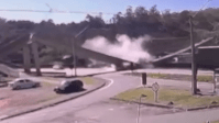 Vídeo: Passarela desaba após ser atingida por caminhão e dois morrem em SP