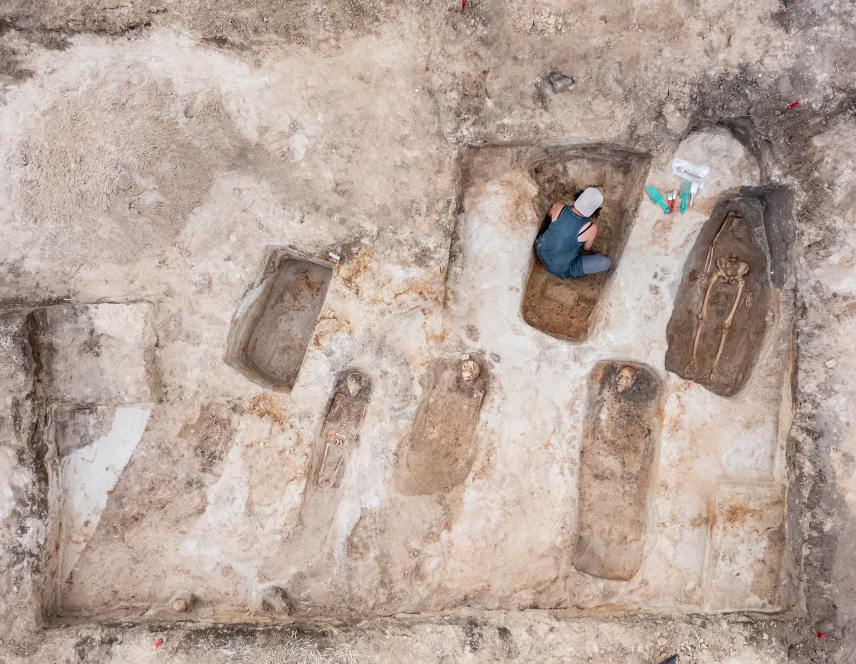 Mais de 100 sepulturas foram descobertas no cemitério de Pień, no norte da Polônia
