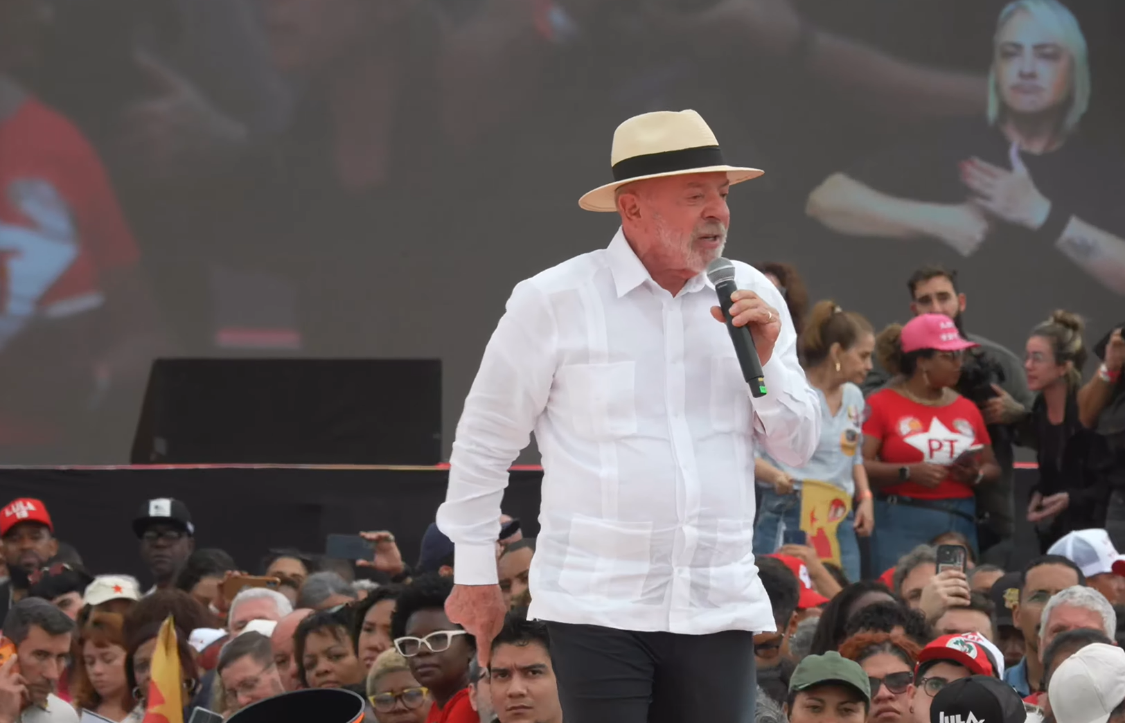 O presidente Lula (PT) discursa durante ato no Estádio Moça Bonita, em Bangu, na zona oeste do Rio de Janeiro