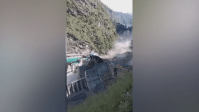 Vídeo: Enxurrada destrói pontes e avança com nuvem de destroços no Nepal