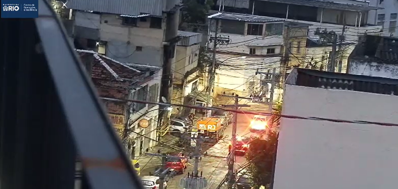 Agentes do CET-Rio atuam na região da Rua do Bonfim, em São Cristóvão. Uma faixa da via permanece ocupada para o trabalho das equipes. • Reprodução - CET-Rio