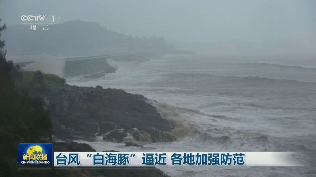 Veja momento em que tufão Dolphin derruba caminhão na China