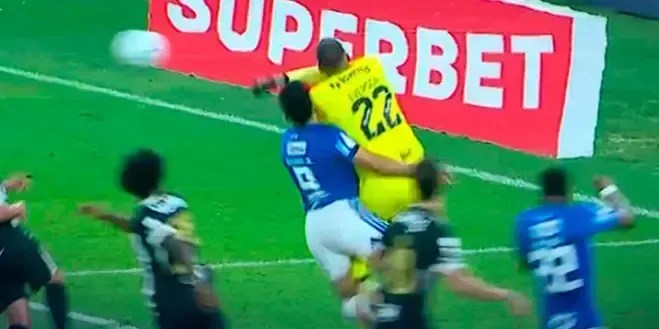 Imagem de destaque do post: Everson se lesiona em lance com Bruno Rodrigues em clássico