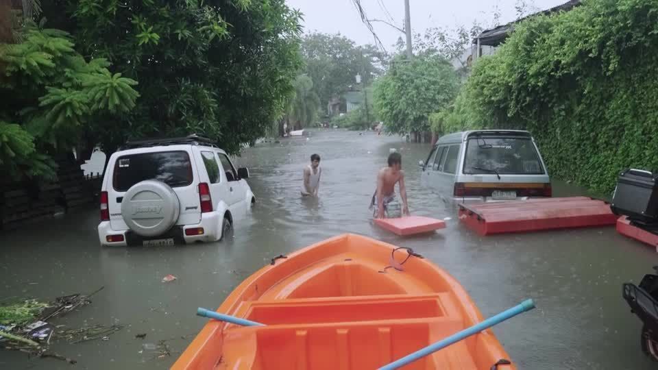 Vídeo: noivos se casam nas Filipinas em igreja alagada