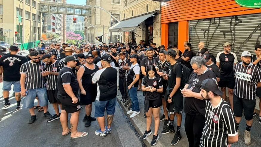 Torcida do Corinthians faz ato simbólico por intervenção judicial