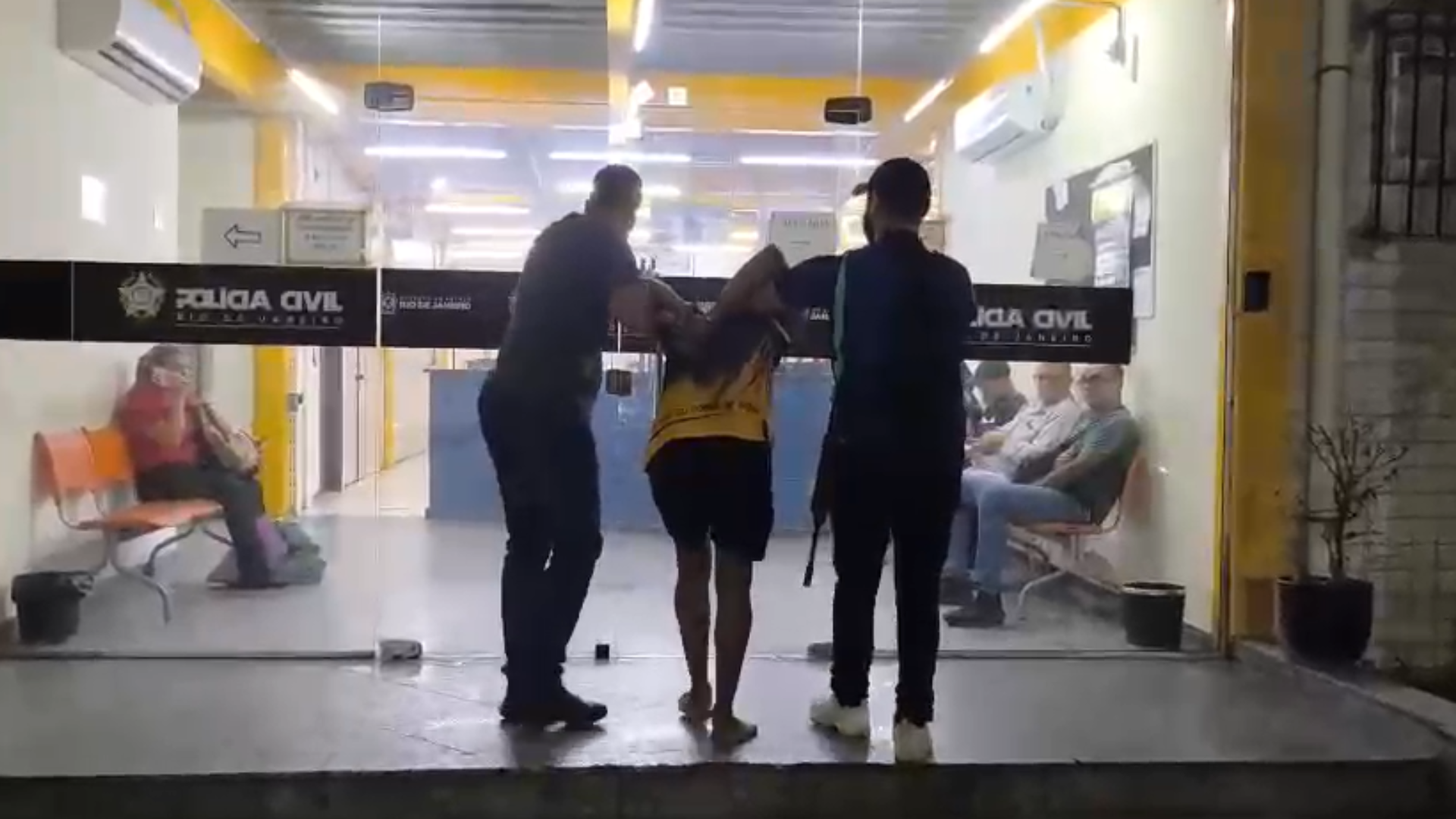 "Filhão" é apontado como gerente do tráfico de drogas nas localidades da rua 7, Mangueira, Divinéia, Badu e Parque Império, além de braço direito do traficante "Joab", um dos líderes do Comando Vermelho na região