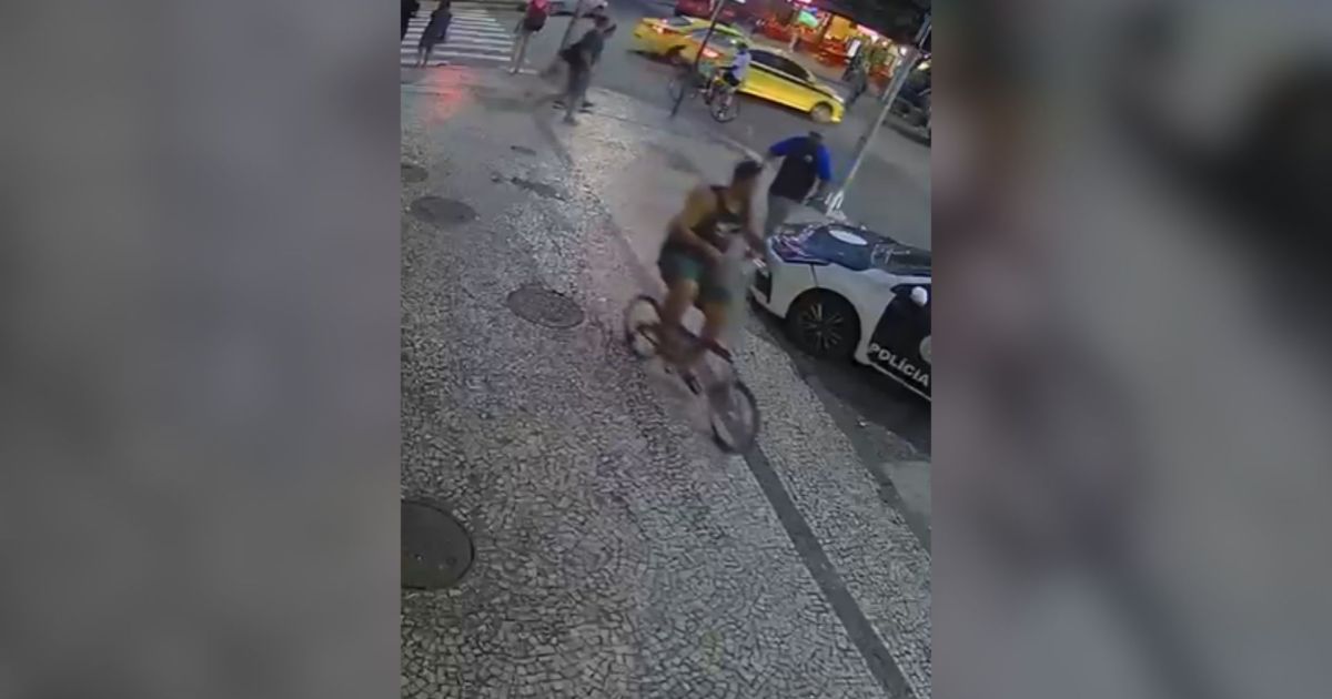 Segurança preso por linchamento de ciclista no RJ foi à delegacia usando bi