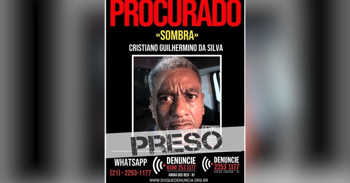 Policiais prendendo suspeito em área comunitária do Rio de Janeiro