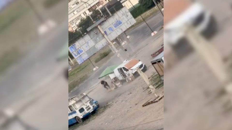 Drone parece seguir homem antes de explodir perto dele em Kherson - Ucrânia