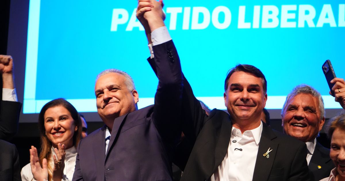Análise: Flávio troca tom moderado por confronto com Lula e o PT