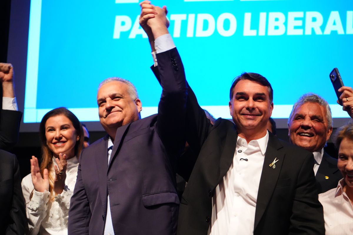 Flávio atribui ausência de vice mulher à falta de apoio do Centrão