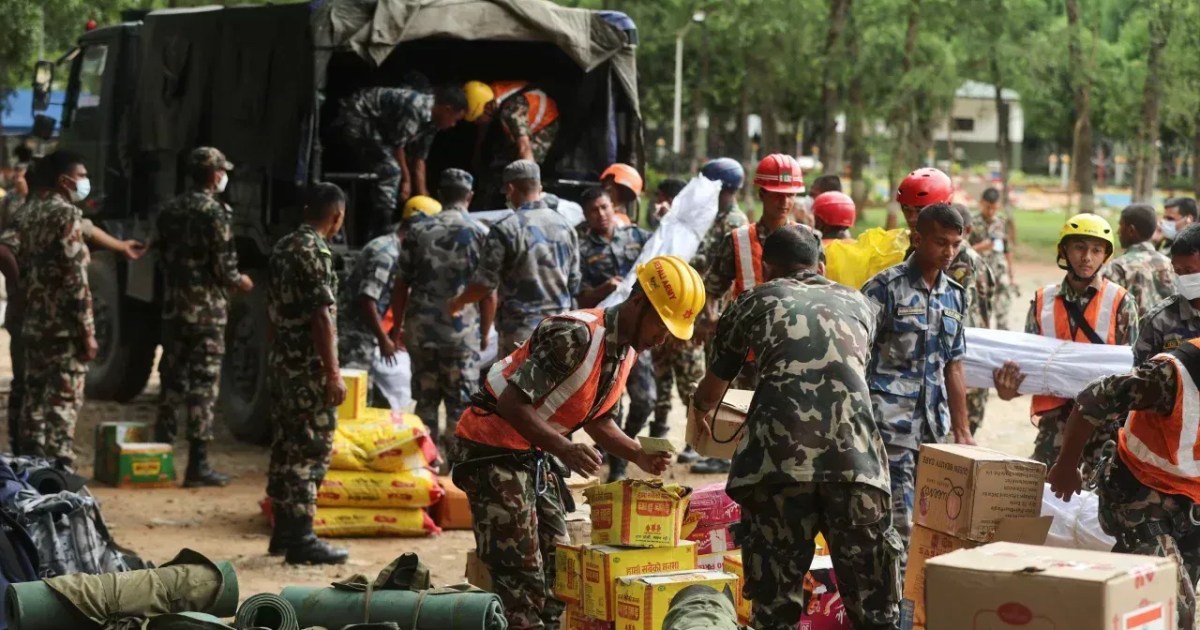 Resgate de sobreviventes nas enchentes do Nepal