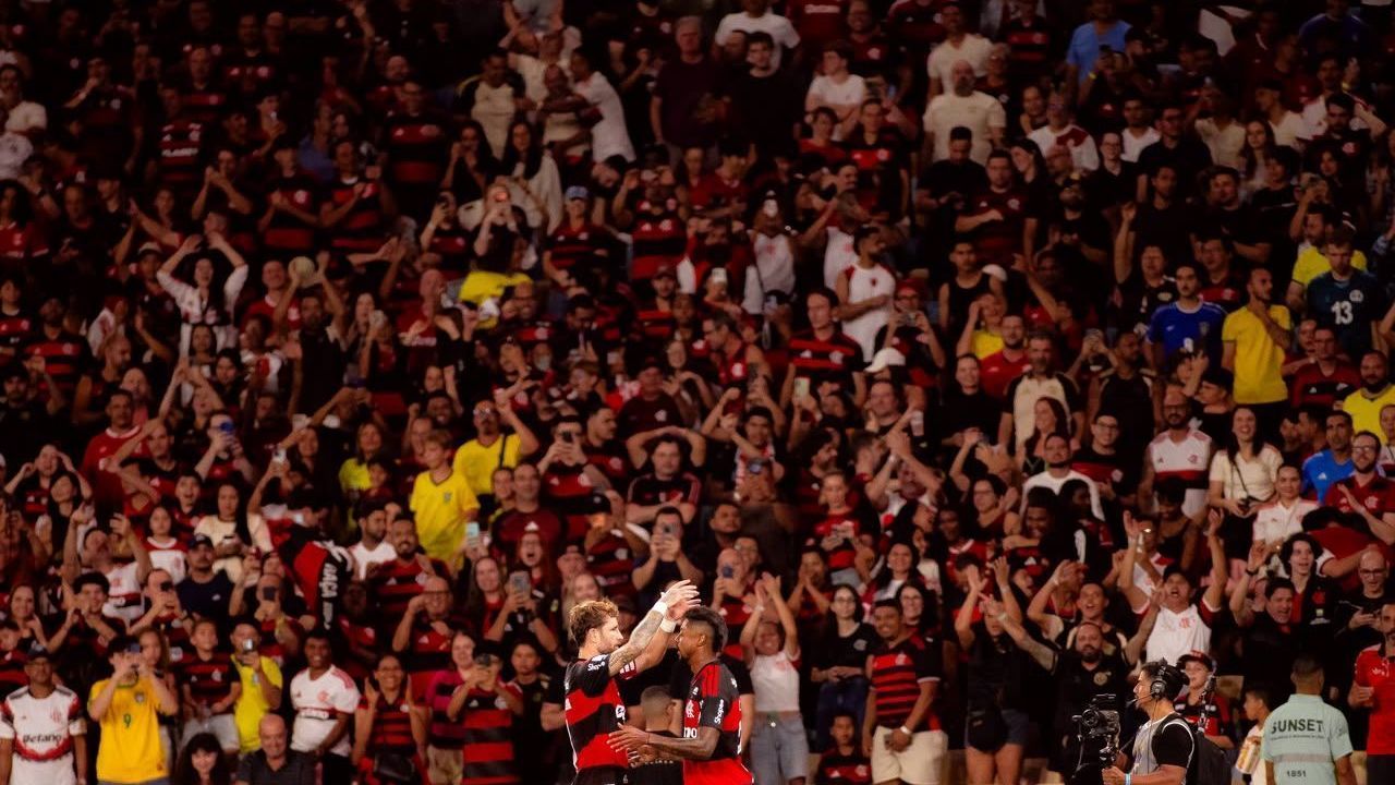 Imagem de destaque do post: "Quarta-feira é guerra", canta torcida do Flamengo após vitória