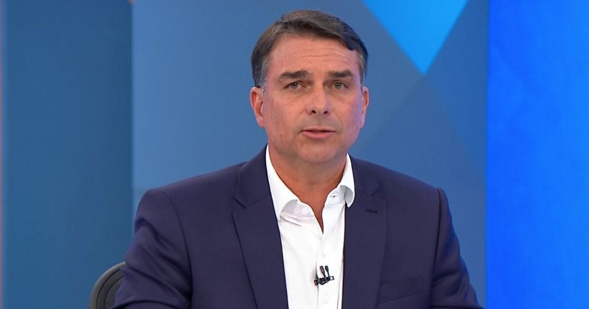 “Depredação de patrimônio por wi-fi”, diz Flávio sobre condenação do pai