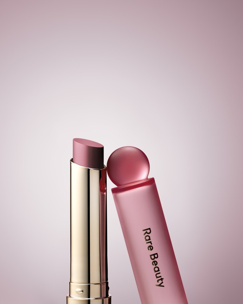 Selena Gomez lança lip oil 3 em 1 com super hidratação e cor