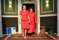 Regina Duarte estreia peça com a filha e recebe a neta; veja encontro