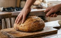 Genro não consegue cortar pão feito pela sogra e brincadeira rende gargalhadas