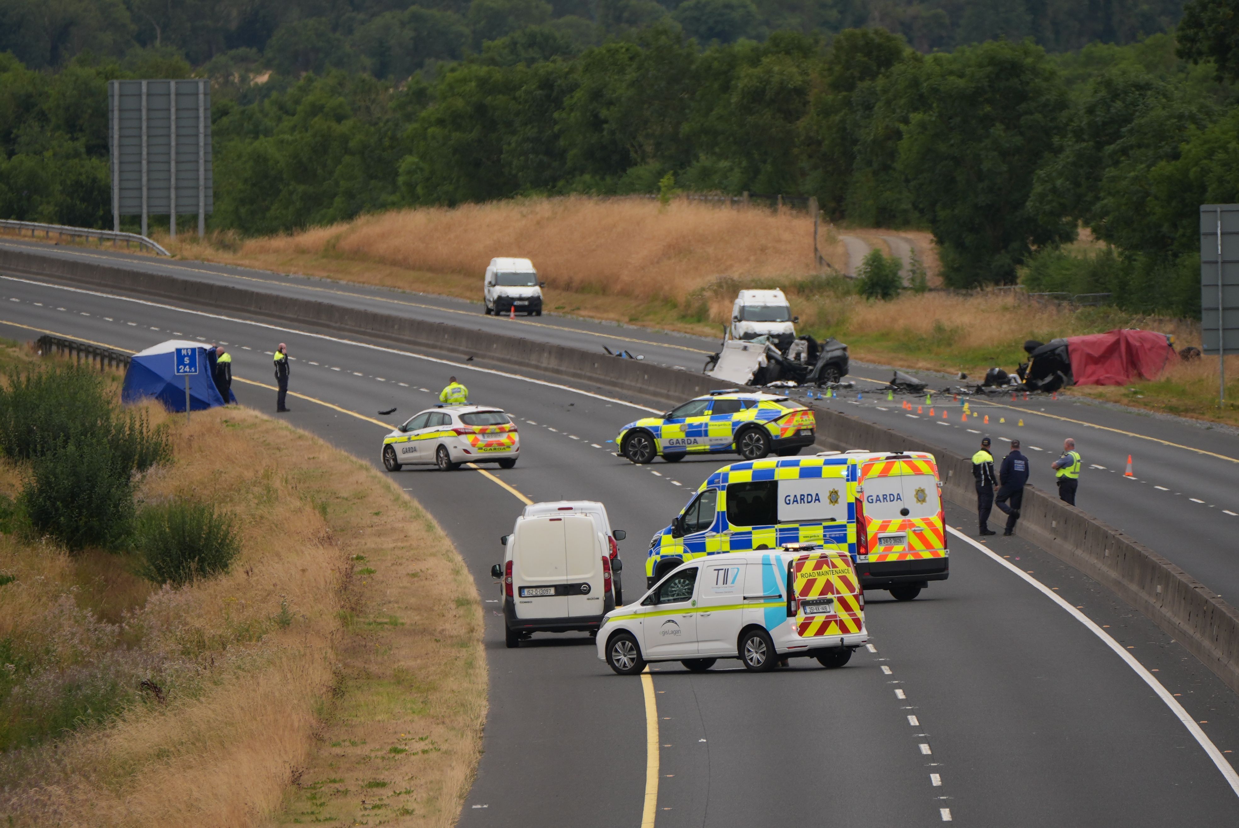 Acidente que deixou mortos e feridos após uma colisão frontal na madrugada de domingo (16), na Irlanda