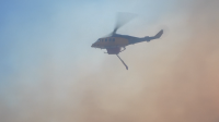 Dois helicópteros colidem durante combate a incêndio florestal na Grécia